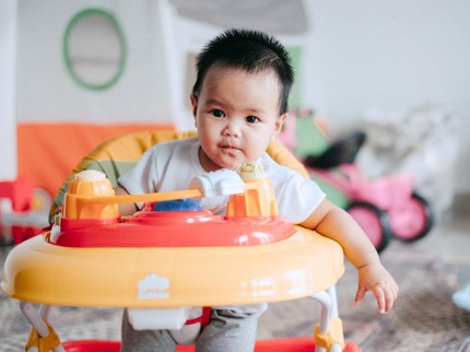 Benarkah Penggunaan Baby Walker Aman untuk Anak Belajar Jalan?