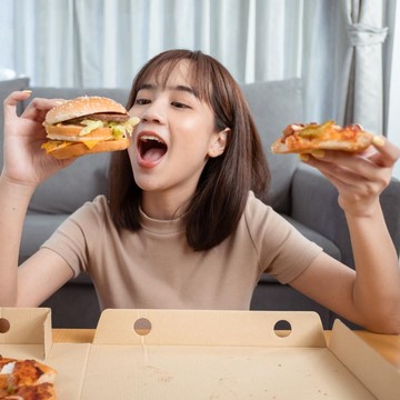 img-title Sering Makan Saat Stres? Lakukan 4 Kiat Ini untuk Mengontrol Emotional Eating