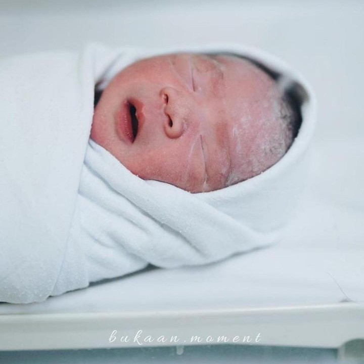 <p>Ini potret Sanne ketika baru lahir. Ia tengah tertidur dibalut kain putih. (Foto: Instagram @dea_ananda)</p>