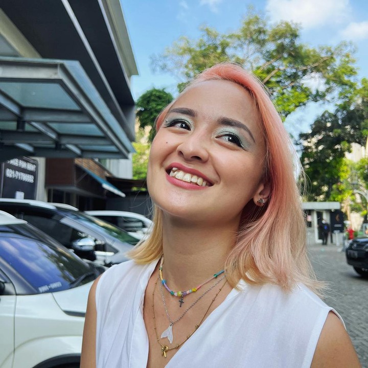 <p>Artis kelahiran Jakarta 35 tahun silam ini diselimuti duka saat kepergian sang suami di tahun lalu. Namun, ia harus <em>move on</em> dan kembali bangkit demi keempat anak-anaknya. (Instagram @joannaalexandra)<br /><br /><br /></p>
