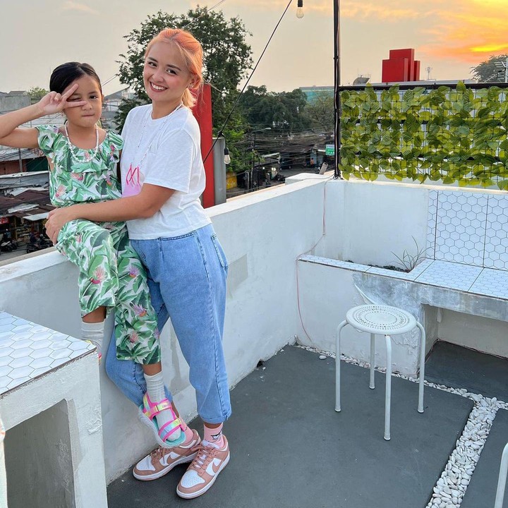<p>Kini, Joanna sudah terlihat lebih ceria nih, Bunda. Ia bahkan semakin sering mengunggah potret dengan senyum bahagia di media sosial Instagram. (Instagram @joannaalexandra)<br /><br /><br /></p>