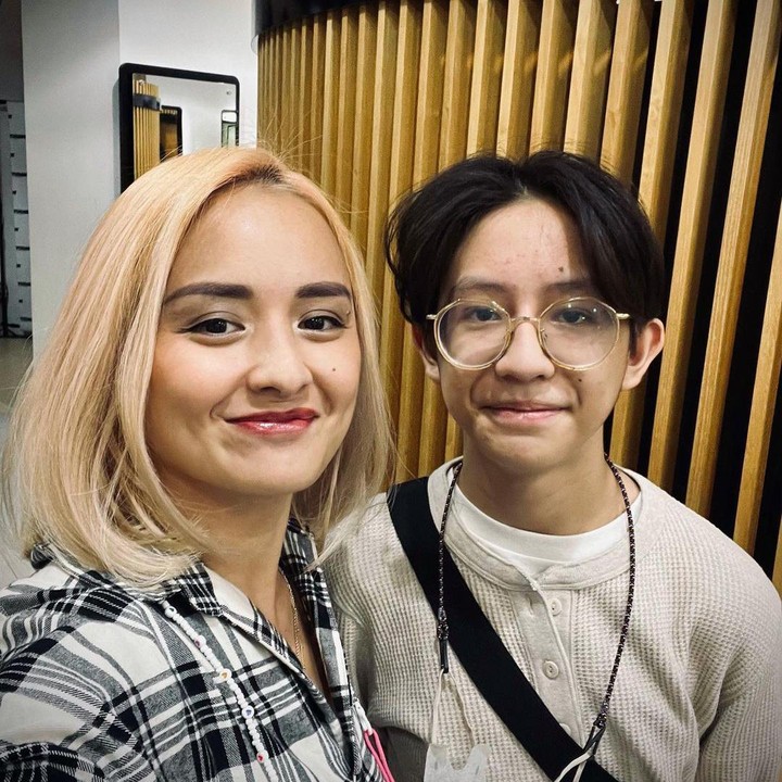 <p>Enggak hanya itu, ada ada pula momen ketika ia menemani putranya yang baru pertama kali potong rambut sejak pandemi COVID-19. (Instagram @joannaalexandra)<br /><br /><br /></p>