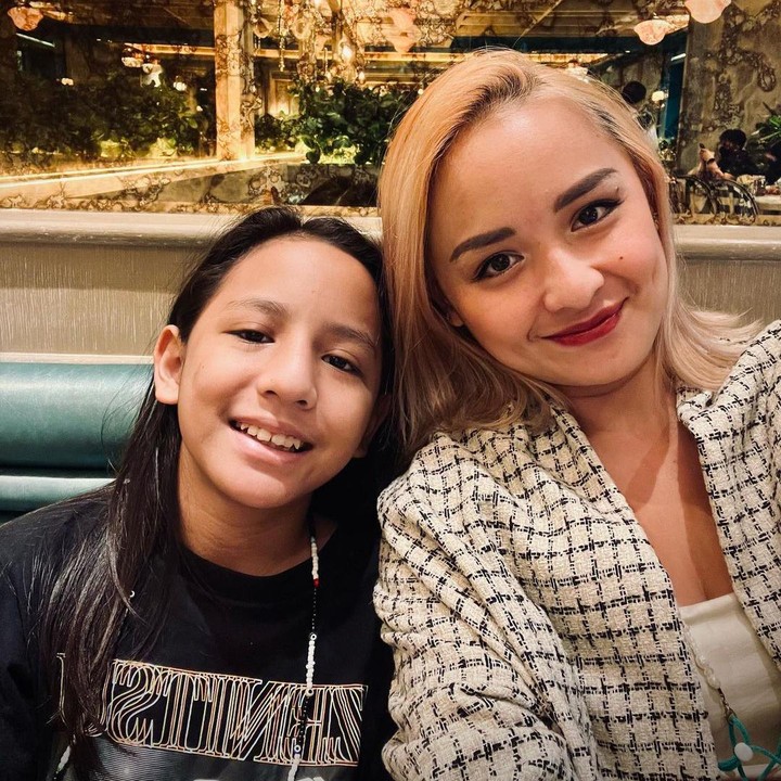 <p>Melalui media sosial tersebut, Joanna juga kerap bagikan beragam kegiatan bersama putra-putrinya. Misalnya saja dalam potret berikut yang sedang selfie dengan anak laki-lakinya. (Instagram @joannaalexandra)<br /><br /><br /></p>