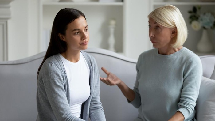 5 Cara Simpel Menghadapi Anggota Keluarga Toksik, Biar Nggak Makan Hati Terus!