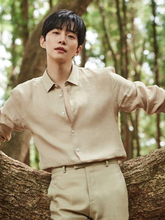Belum lama ini, Lee Jun Ho tampil memesona dalam pemotretan bersama L'Occitane. Lee Jun Ho dipilih karena memiliki citra yang menyegarkan sekaligus maskulin serta cocok dengan konsep yang diusung/ Foto: kr.loccitane.com