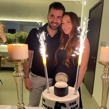 7 Potret Mesra Lindsay Lohan & Suami Muslim Bankir Kaya Raya