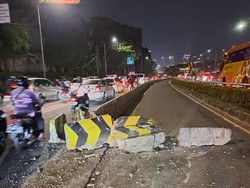 Mobil Tabrak Separator Busway di Jalan Gatot Subroto Arah Semanggi
