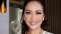 <p>Maia Estianty bikin pangling warganet dengan penampilan terbarunya. Bunda tiga anak itu terlihat memesona dengan gaya lebih feminin. Penampilannya usai pulang dari Amerika sukses menuai pujian dari netizen. (Foto: Instagram @maiaestiantyreal)<br /><br /><br /></p>