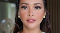 <p>Penampilan terbaru Maia pun sukses mencuri perhatian. "<em>Make up</em> dan asesoris tuh bisa ngerubah cewe tomboy jadi feminin.. asal foto aja ya, kalo dah ngomong ama gerak mah masih ketahuan tomboy nya," tulis Maia sebagai keterangan fotonya. (Foto: Instagram @maiaestiantyreal)</p><p><br /><br /></p>