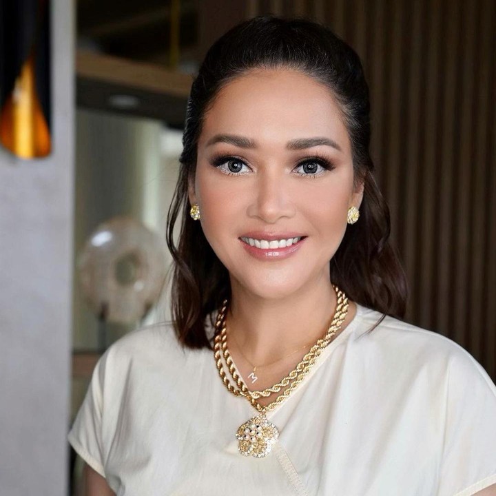 <p>Maia Estianty tampil dengan riasan <em>makeup</em> yang simpel namun membuat wajahnya tampak lebih cantik dan awet muda. Pulasan lipstik berwarna nude berpadu serasi dengan <em>blush</em> bernuansa hangat di wajahnya. (Foto: Instagram @maiaestiantyreal)</p>