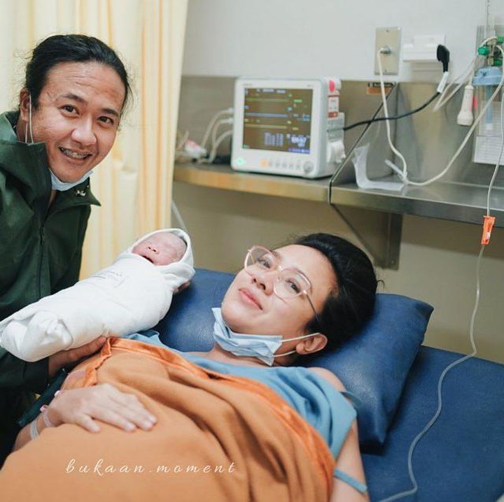 <p>Pasangan yang menikah pada 9 Agustus 2009 ini baru mendapat momongan di tahun 2022. Setelah melalui berbagai proses yang cukup panjang. Momen kebahagiaan tersebut diunggah melalui akun Instagram Dea Ananda dan Ariel Nidji. (Foto: Instagram @dea_ananda)</p>