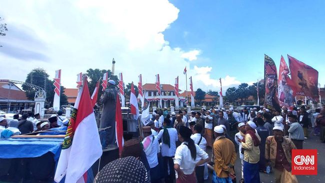 Ratusan orang yang mengaku berasal dari Aliansi Ulama, Habaib dan Tokoh Jatim demonstrasi minta Holywings di Surabaya tutup permanen.