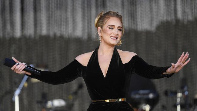 Adele memamerkan cincin tunangannya yang besar dari Rich Paul saat konser residensi di Caesar's Palace, Las Vegas.