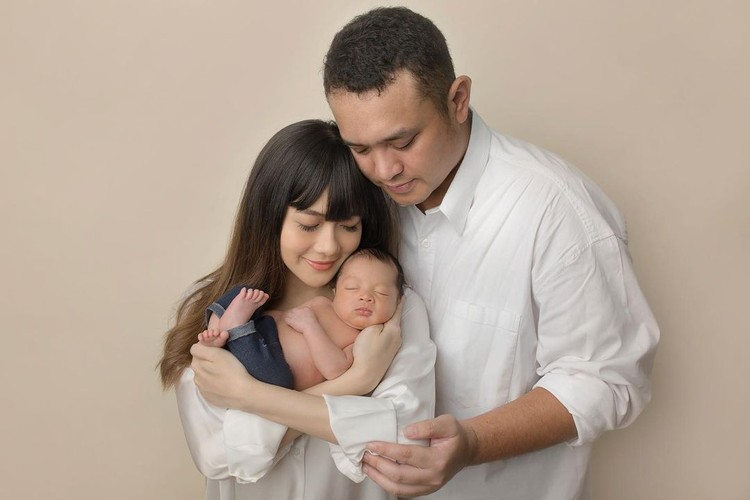 Simak 14 Perlengkapan Menyusui Andalan Adiezty Fersa untuk MengASIhi Baby Gin Bunda akan segera menyambut kelahiran Si Kecil? Berikut rekomendasi perlengkapan menyusui yang diandalkan Adiezty Fersa, istri Gilang Dirga.