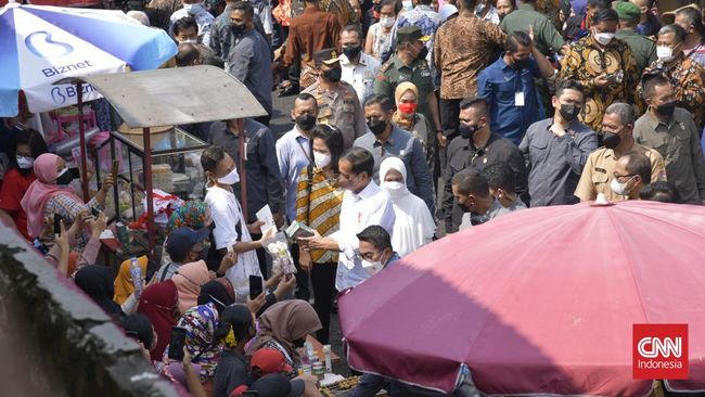 Presiden Jokowi membagikan bantuan sosial (bansos) dan meninjau harga pangan di pasar Peterongan, Semarang.