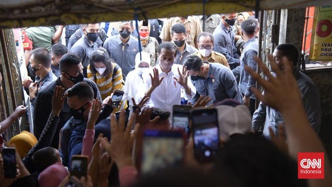 Presiden Jokowi mengunjungi membagikan bansos PKH dan memborong cabai di Pasar Alasa di kabupaten Nias Utara.