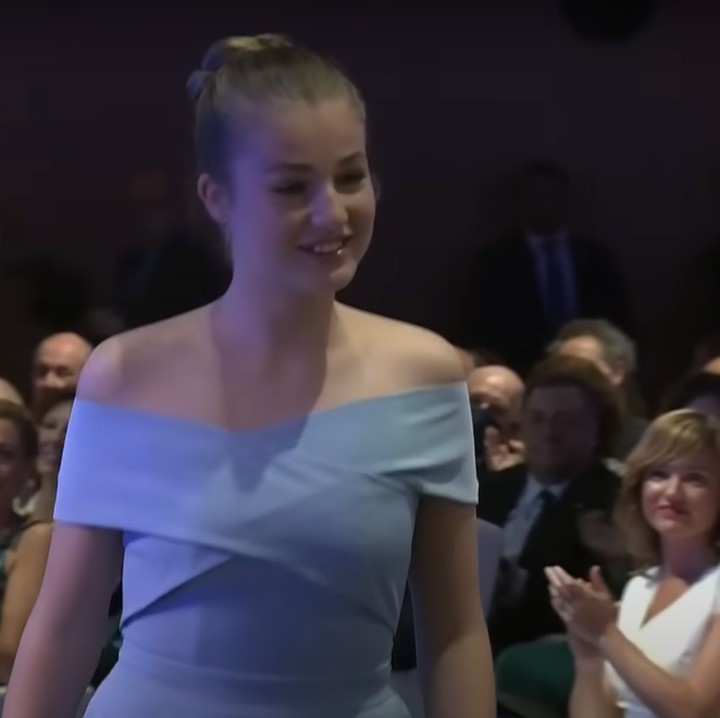 <p>Dalam acara tersebut, ia mengenakan gaun biru. Penampilan Princes Leonor amat elegan bak ratu, bagaimana menurut Bunda? (Foto: YouTube @casarealtv)<br /><br /><br /></p>