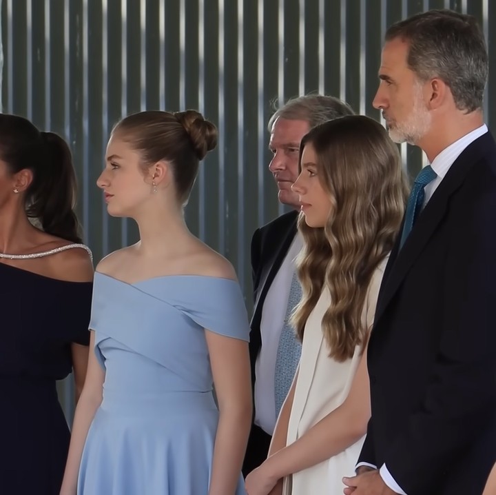 <p>Dalam momen tersebut, Princes Leonor juga maju ke panggung dan memberi sambutan, Bunda. Sebelumnya, ia juga pernah membuat banyak orang terpukau saat memberikan pidato resmi pertamanya dalam upacara Princess of Asturias Awards 2019 di Teater Campoamor di Oviedo. (Foto: YouTube @casarealtv)</p>
