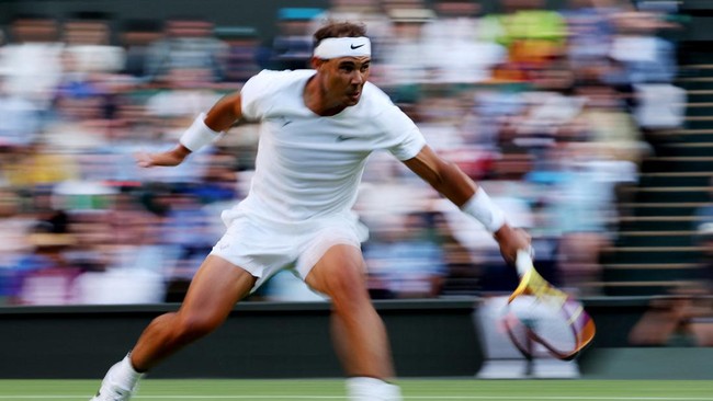 Rafael Nadal berhasil lolos ke perempat final Wimbledon usai mengalahkan Botic van de Zandschulp, Senin (4/7) waktu setempat.
