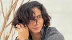 img-title 8 Gaya Rambut Terbaru Rizki DA Dicibir & Disebut Mirip Bapak-bapak