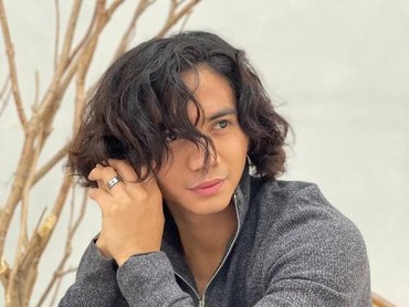 img-title 8 Gaya Rambut Terbaru Rizki DA Dicibir & Disebut Mirip Bapak-bapak
