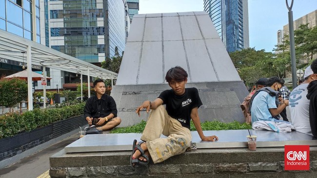 Roy, pemuda asal Citayam, menceritakan alasan dirinya kerap nongkrong di kawasan Stasiun Sudirman Baru atau BNI City hingga dikenal di media sosial.