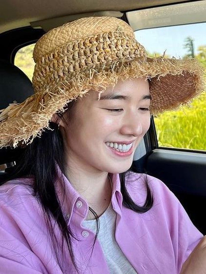 Saat menginjak usia remaja, Eun Chae sempat tinggal di London, Inggris selama delapan tahun. Tak heran, ia dikenal sebagai salah satu aktris yang piawai berbahasa inggris./ Foto: instagram.com/jungeunchae_