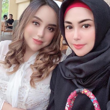 9 Potret Salmafina & Sang Ibunda Tetap Kompak Meski Beda Agama
