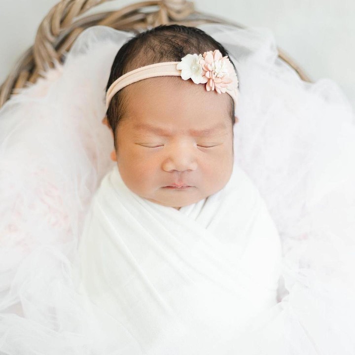 <p>Sanne saat berusia satu minggu, ia terlihat cantik dalam balutan kain putih lengkap dengan bando beraksen bunga. <em>“My 1st week on earth,”</em> tulis Ariel Nidji pada unggahan Instagramnya. (Foto: Instagram @arielnidji)</p>