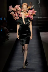 Potret Koleksi Schiaparelli Haute Couture Fall 2022 Yang Sensual Dan ...