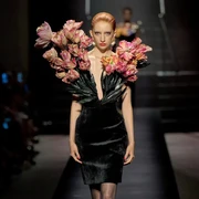 Potret Koleksi Schiaparelli Haute Couture Fall 2022 yang Sensual dan Dramatis Lewat Hiasan Bunga