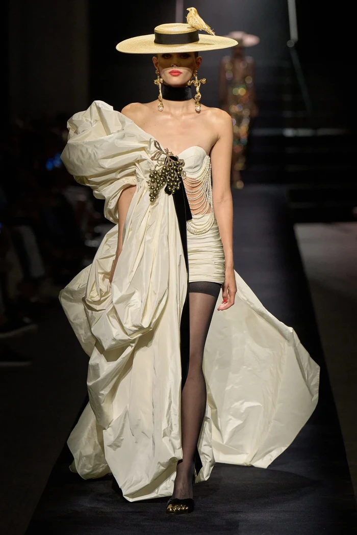 Potongan dekonstruktif menjadikan gaun putih terlihat artsy dan edgy. Layak dikenakan di red carpet, kira-kira siapa selebriti yang pantas memakainya menurutmu, Beauties? Foto: Filippo Fior/Gorunway/Vogue
