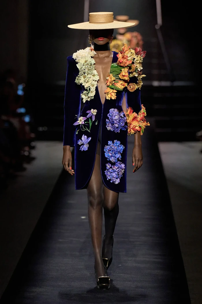 Dilansir dari Vogue, hiasan bunga tersebut terinspirasi dari salah satu buku favorit Roseberry yakni A Passion for Flowers karya Carolyne Roehm. Foto: Filippo Fior/Gorunway/Vogue