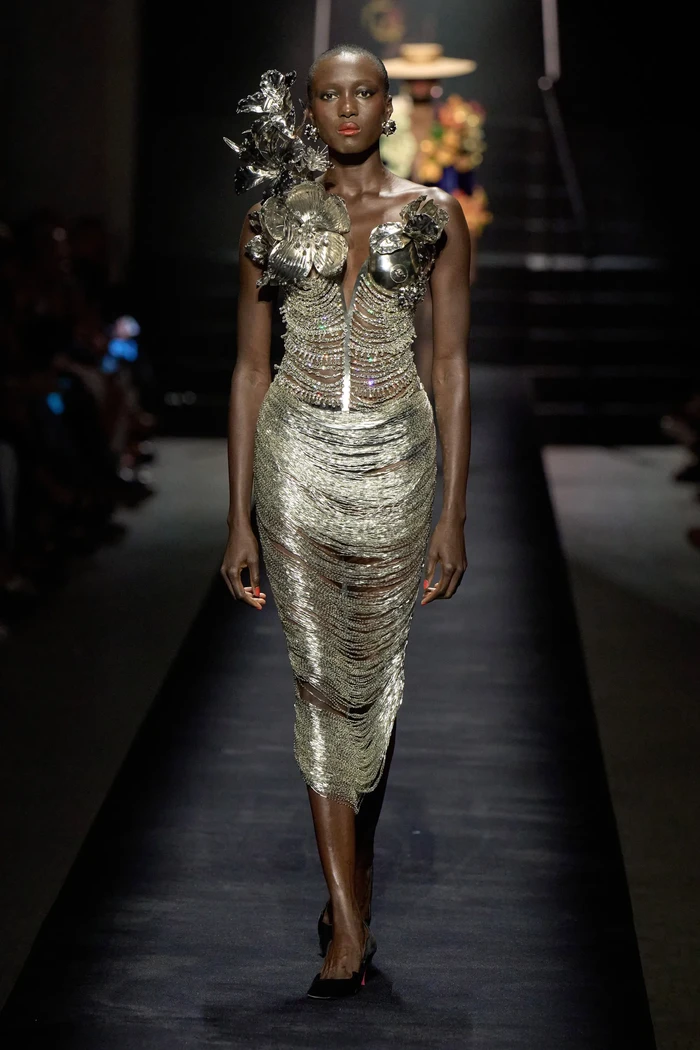 Selain pada gaun hitam, Roseberry menampilkan detail bunga pada gaun fringes yang seksi. Foto: Filippo Fior/Gorunway/Vogue