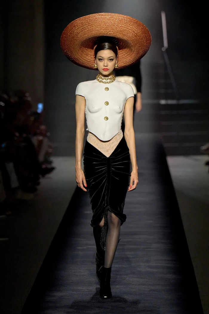 Bak melayang, topi lebar memberi nuansa artsy nan surealis yang jadi ciri khas rumah mode yang sudah eksis sejak tahun 1927 ini. Foto: Filippo Fior/Gorunway/Vogue