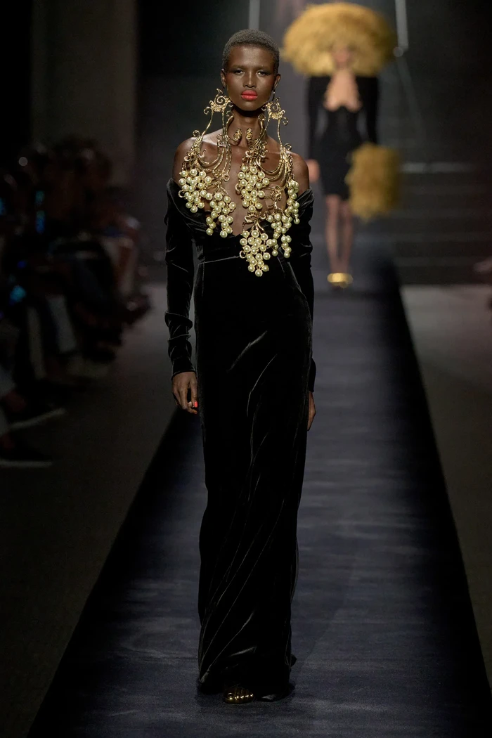 Perhiasan selalu jadi bagian dari koleksi Schiaparelli. Kali ini hadir anting emas dramatis berbentuk anggur. Foto: Filippo Fior/Gorunway/Vogue