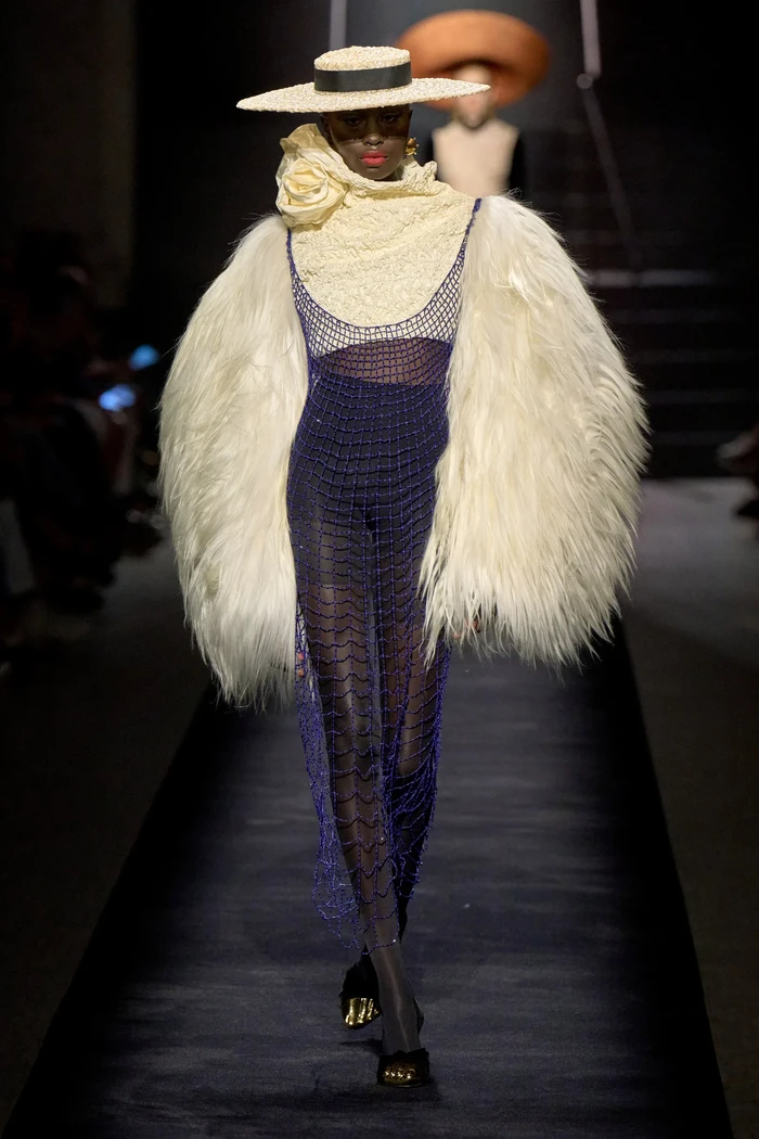 Selain melalui siluet yang ketat dan potongan yang seksi, turut tampil eksplorasi volume lewat atasan berikut. Foto: Filippo Fior/Gorunway/Vogue