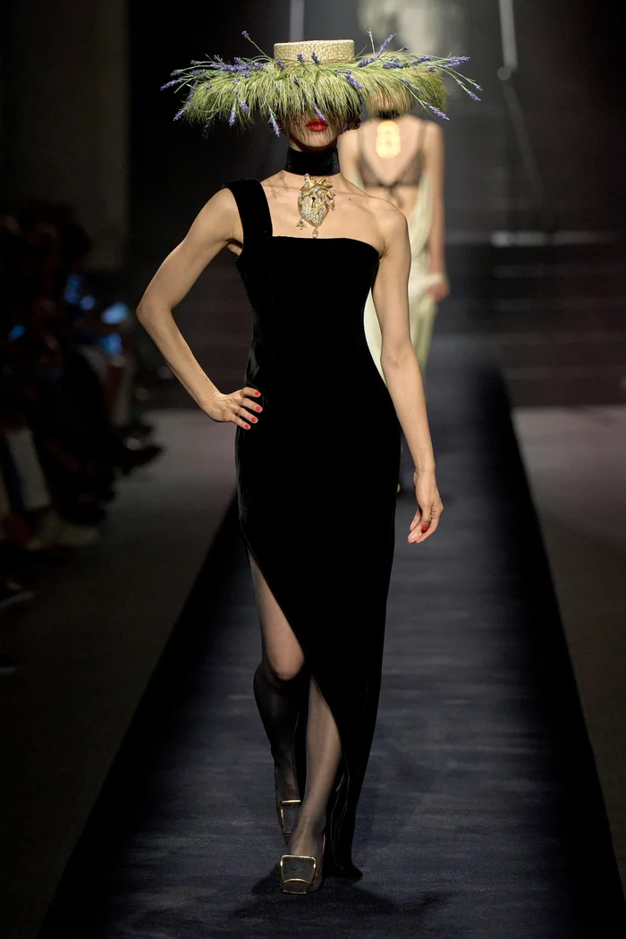 Daya tarik Roseberry bukan hanya pada kemampuannya menghadirkan rancangan yang dramatis, tapi juga pada kreasi yang bernuansa sensual seperti gaun one shoulder hitam berikut. Foto: Filippo Fior/Gorunway/Vogue