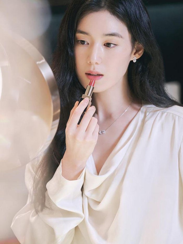 Sebelum terjun ke dunia akting, Jung Eun Chae mengawali kariernya sebagai model iklan di berbagai brand ternama. Ia pun berkesempatan memperoleh penghargaan penghargaan Model CF of the Year di Festival Model Asia ke-6 pada 2011 lalu./ Foto: instagram.com/