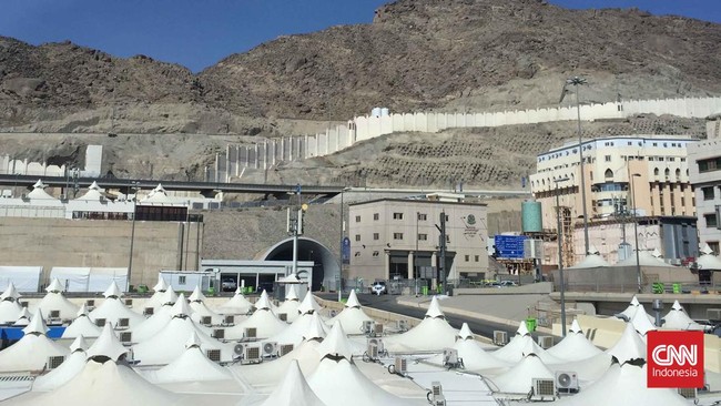Langit di Kota Mekah, Arab Saudi biru tanpa awan, Selasa (5/7) siang. Suhu di aplikasi cuaca menunjukkan angka 38 derajat.