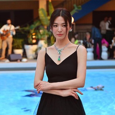 7 Pesona Song Hye Kyo Pakai Gaun Hitam Hadiri Event di Paris
