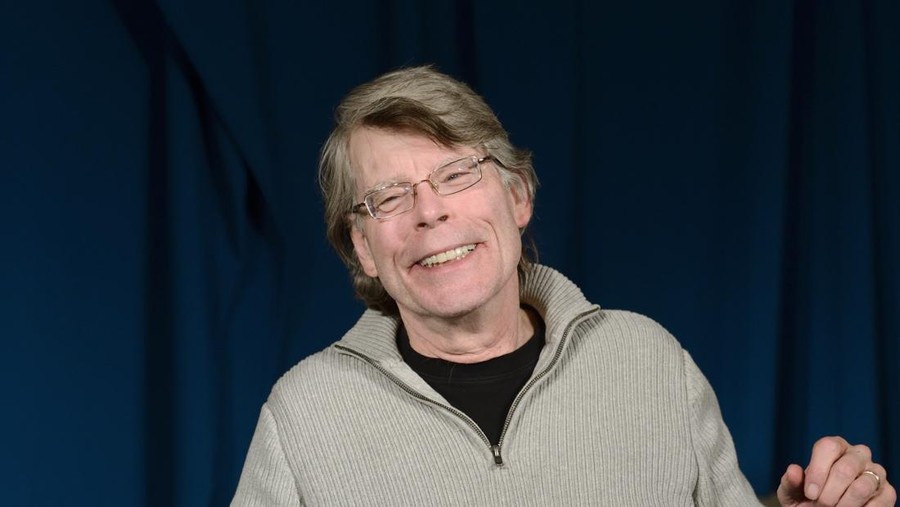 Stephen King poses for photographers as he arrives for a press conference dedicated to presenting his new book 