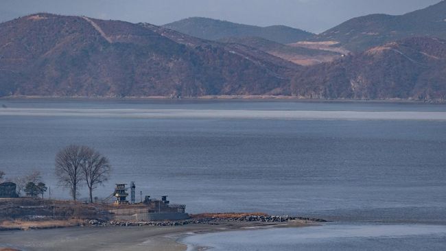 Korut Buka Bendungan di Perbatasan hingga Bikin Sungai Korsel Meluap Kota Korea Selatan di perbatasan terancam banjir lagi gegara Korea Utara bocorkan air dari bendungannya yang mengalir ke sungai Korsel.