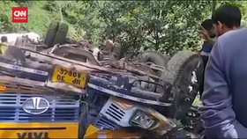 VIDEO: Bus Masuk Jurang Dalam di India, 16 Orang Meninggal