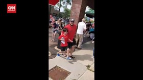 VIDEO: Detik-detik Horor Warga Chicago Selamatkan Diri dari Penembakan