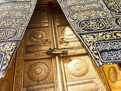 Deretan Ayat Al-Quran yang Ditulis di Pintu Kabah