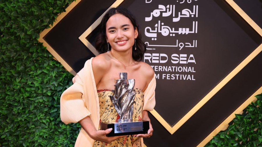 1358825455 JEDDAH, SAUDI ARABIA - DECEMBER 13: Arawinda Kirana poses with their Competition Best Actress Award for 'Yuni' at the closing night Award Ceremony at The Red Sea International Film Festival on December 13, 2021 in Jeddah, Saudi Arabia. (Photo by Tim P. Whitby/Getty Images for The Red Sea International Film Festival)