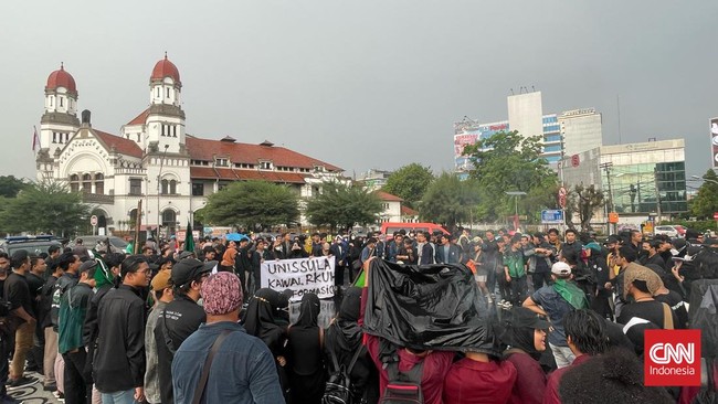 Massa mahasiswa di Semarang melakukan aksi di Bundaran Tugu Muda memprotes RKUHP yang dituding masih memuat pasal bermasalah yang dipersoalkan sejak 2019 silam.