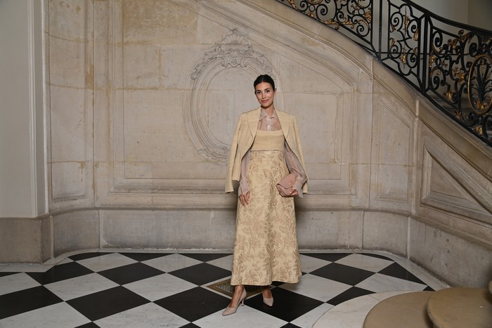 Alessandra de Osma adalah seorang mantan pengacara asal Peru yang menikah dengan keluarga ningrat Jerman. Dikenal modis, Alessandra terlihat memadukan blus transparan dengan bustier, rok high waisted bermotif, dan blazer dalam kombinasi warna earth tone yang elegan. Foto: Getty Images For Christian Dior/Pascal Le Segretain
