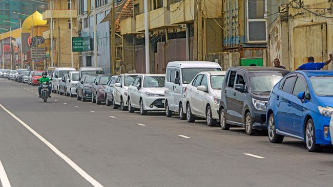 Sri Lanka Bangkrut, WNI Beberkan Antre BBM Hingga 3 Hari di Jalan WNI yang tinggal di Sri Lanka, Merita, menceritakan pengalaman suaminya yang mengantre bahan bakar minyak hingga tiga hari dan menginap di jalan.
